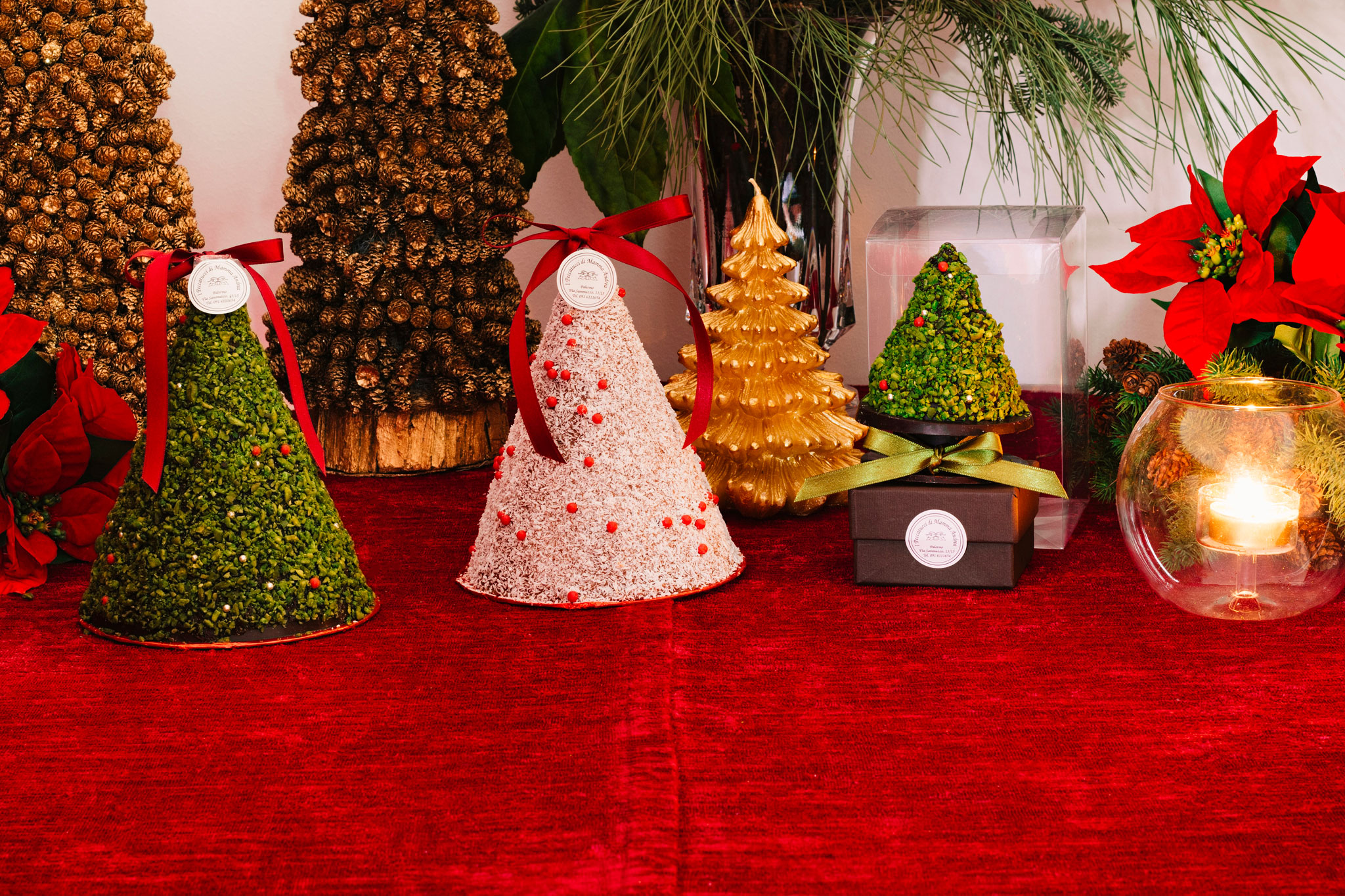 ALBERO CONO DI CIOCCOLATO AL LATTE FINISSIMO E COCCO